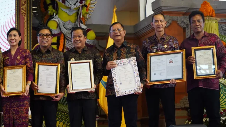 Pemerintah Kabupaten Buleleng menerima Sertifikat Hak Kekayaan Intelektual (HAKI) untuk karya “Recycle Mask”, yang diserahkan langsung oleh Supratman Andi Agtas.