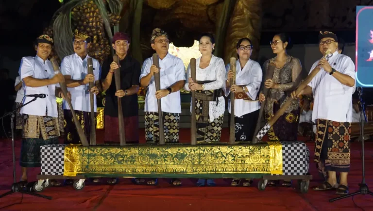 Bupati Buleleng I Nyoman Sutjidra resmi membuka Festasada 2026 di RTH Taman Bung Karno sebagai wadah pelestarian seni, adat, dan budaya Sukasada.