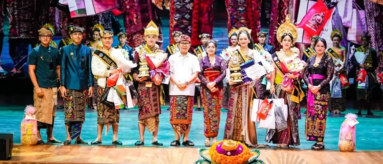 Bupati Wayan Adi Arnawa bersama Nyonya Rasniathi Adi Arnawa saat hadir di Malam puncak Grand Final Pemilihan Duta Pariwisata Jegeg Bagus Badung 2026 di Balai Budaya Giri Nata Mandala, Puspem Badung, Sabtu (25/4).