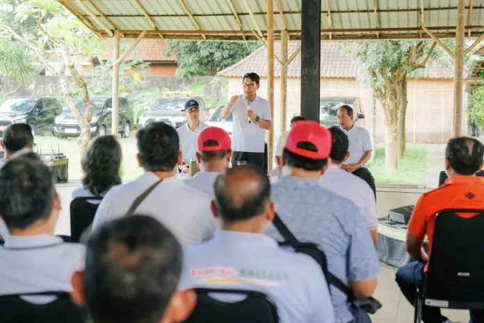 Bupati Wayan Adi Arnawa saat Rapat Evaluasi Tahap III Capaian Kinerja Kelompok Koordinator Lapangan Asper PSBS Kabupaten Badung di Wantilan Pura Dalem Kahyangan, Desa Adat Legian, Jumat (3/4).
