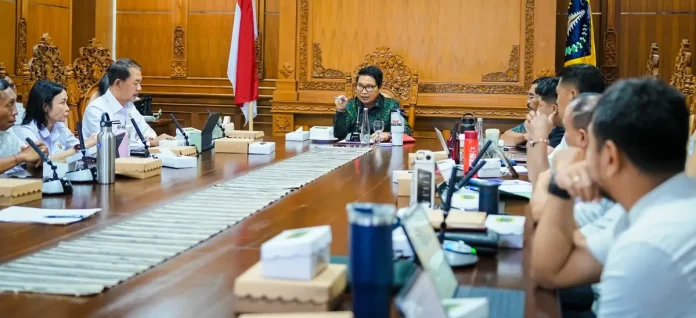 Bupati Wayan Adi Arnawa saat memimpin rapat evaluasi implementasi program Mantap Nak Badung di Ruang Rapat Nayaka Gosana I, Puspem Badung, Rabu (29/4).
