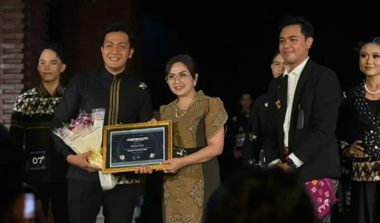 Ketua TP. PKK Badung, Nyonya Rasniathi Adi Arnawa, menghadiri semarak Malam Fashion Show Jegeg Bagus Badung 2026 di Lobi Balai Budaya Giri Nata Mandala, Puspem Badung, Jumat (24/4/2026) malam.