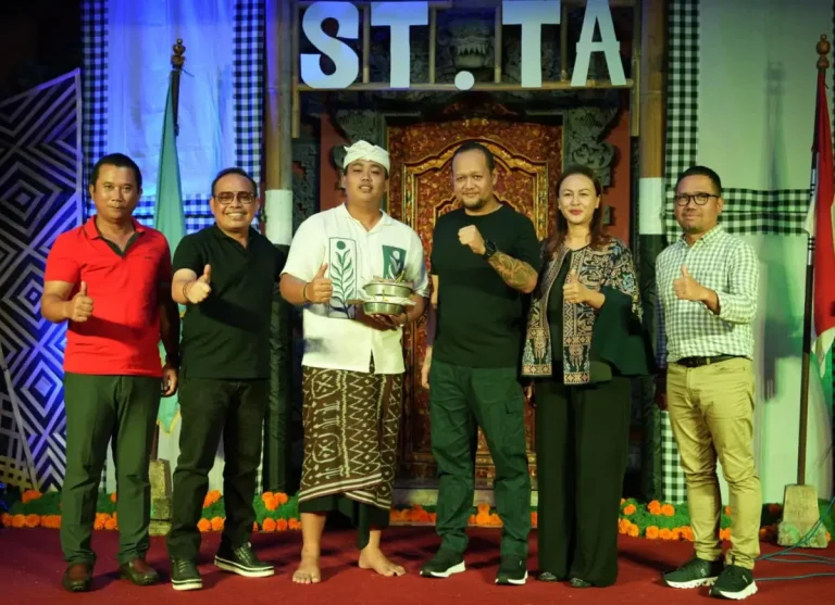 Wabup Bagus Alit Sucipta saat menghadiri perayaan HUT. Ke-56 STT. Tri Amerta di Banjar Cabe, Desa Darmasaba, Kecamatan Abiansemal, Sabtu (25/4).