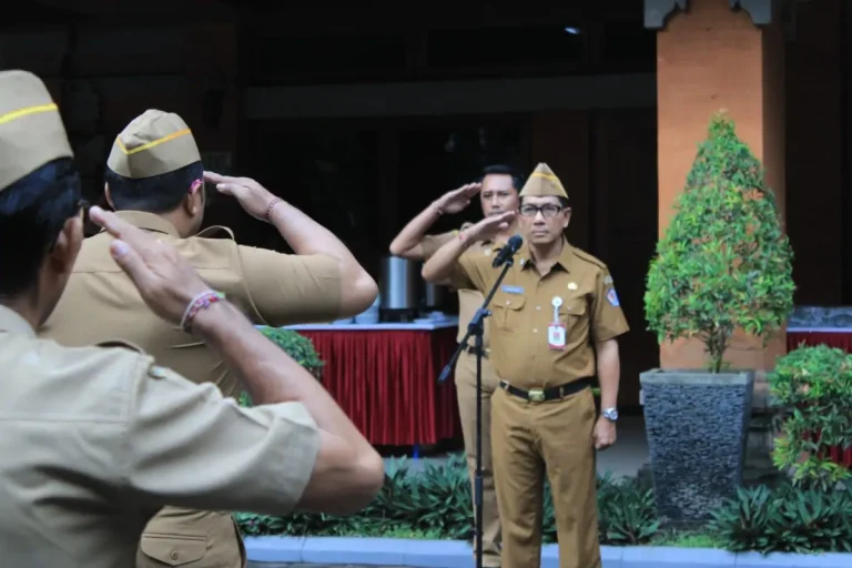 Sekda Eddy Mulya Saat Pimpin Apel Hari OTDA Ke-30 di Halaman Kantor Walikota Denpasar.