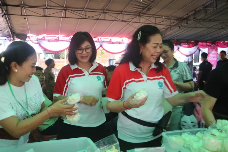 Ketua TP PKK Kabupaten Buleleng, Wardany Sutjidra, turut hadir dalam kegiatan Pasar Rakyat PKK Provinsi Bali yang digelar di Kabupaten Tabanan, Jumat 10 April 2026.