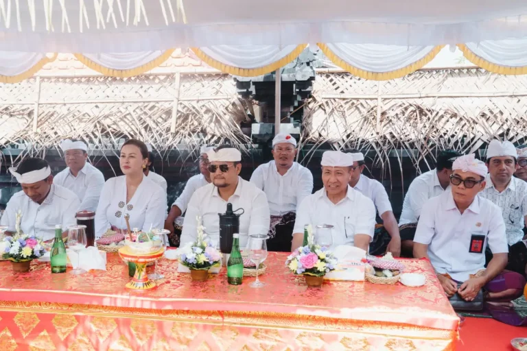 Wabup Bagus Alit Sucipta bersama Nyonya Yunita Alit Sucipta, menghadiri Puncak Karya Dewa Yadnya di Pemerajan Ageng Pasek Gaduh, Kedonganan, Kuta, Badung, Rabu (21/4).