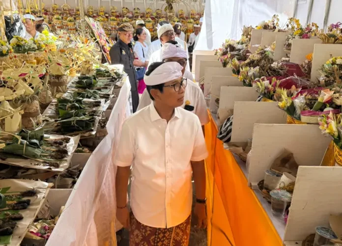 Bupati Wayan Adi Arnawa saat hadiri Karya Maligia Punggel yang dirangkaikan dengan nyekah massal di Griya Agung Banjar Aseman, Desa Abiansemal. Rabu (15/4/2026).