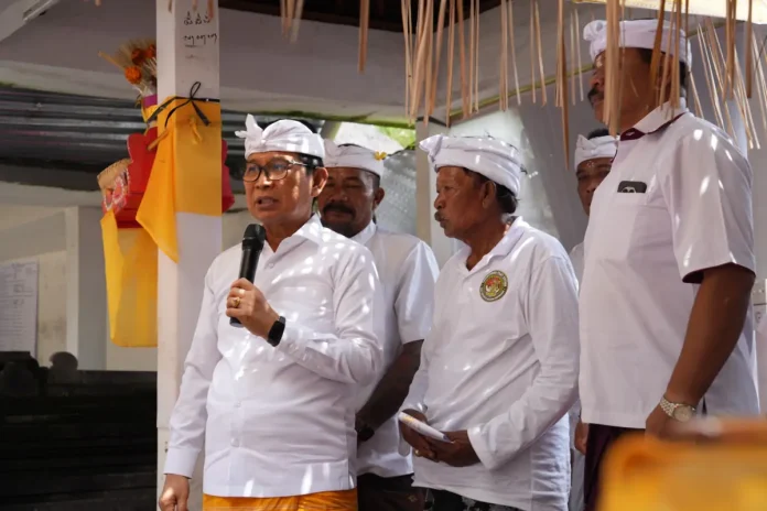 Bupati Wayan Adi Arnawa saat menghadiri rangkaian Karya Mamungkah, Ngenteg Linggih, di Pura Dalem Mandi, Banjar Karangenjung Bhakti, Desa Sembung, Kecamatan Mengwi, Sabtu (11/4).