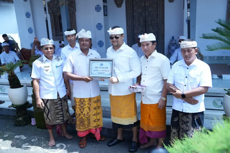Wabup Bagus Alit Sucipta, menghadiri Karya Padudusan Alit, Ngenteg Linggih di Merajan Kemimitan Puri Punggul dan Pura Batur, Desa Punggul, Kecamatan Abiansemal, Selasa (28/4).