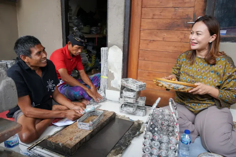 Ketua GOW Kabupaten Badung, Yunita Alit Sucipta, melakukan kunjungan langsung ke kediaman perajin disabilitas di Banjar Beng, Desa Carangsari