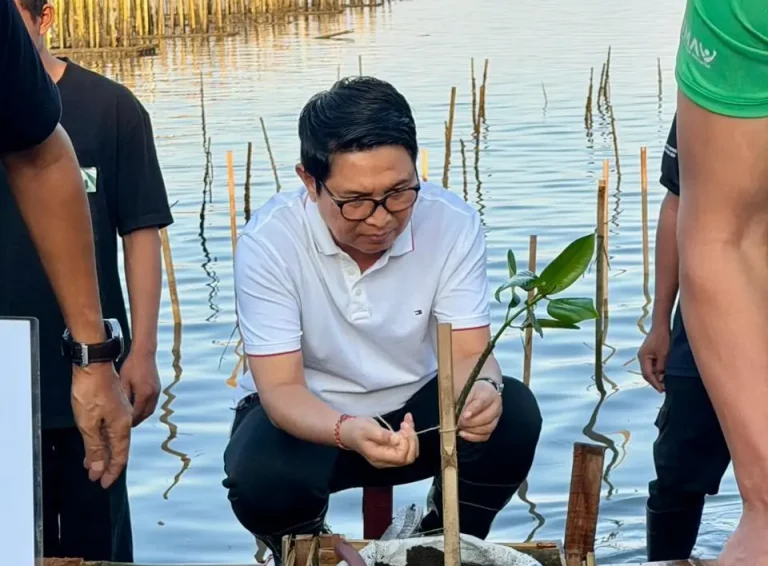 Bupati Badung, I Wayan Adi Arnawa, turut ambil bagian dalam kegiatan penanaman mangrove dan pelepasliaran burung yang digelar di kawasan Tahura Ngurah Rai, Sabtu 25 April 2026.