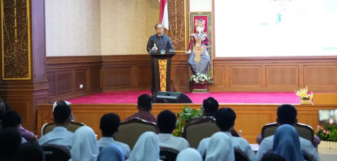 Wabup Bagus Alit Sucipta pada saat membuka kegiatan literasi digital “Tips Aman Bertransaksi Online” yang ditandai dengan pemukulan Gong di Ruangan Kertha Gosana Puspem Badung, Selasa (21/4).