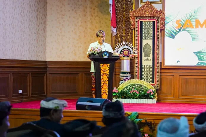 Bupati Wayan Adi Arnawa, saat menghadiri Lokasabha VI Pratisentana Bendesa Manik Mas (PBMM) Kabupaten Badung di Ruang Kertha Gosana, Puspem Badung, Minggu (12/4).