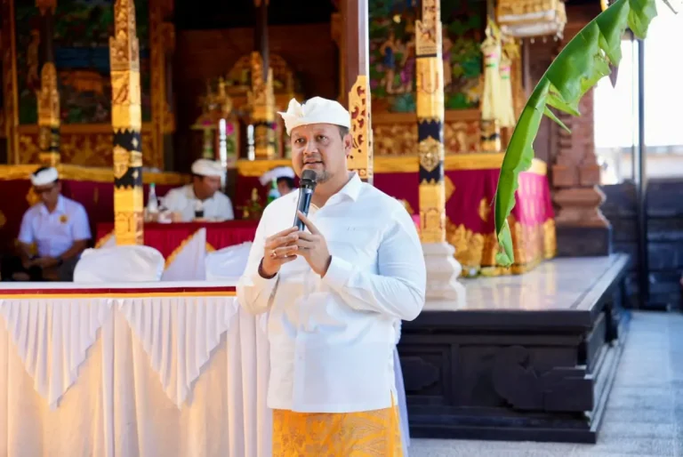Wabup Bagus Alit Sucipta menghadiri Upacara Melaspas Gong Kebyar di Balai Banjar Silayukti, Kelurahan Kerobokan, Kecamatan Kuta Utara, Selasa (28/4).