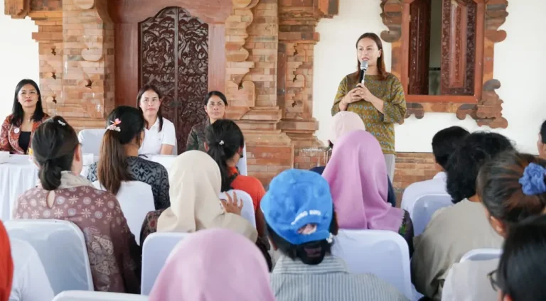 Ketua Gabungan Organisasi Wanita (GOW) Kabupaten Badung, Yunita Alit Sucipta, membuka pelatihan garnish dan fruit carving yang digelar di Monumen Tugu Pahlawan I Gusti Ngurah Rai, Jumat 24 April 2026.