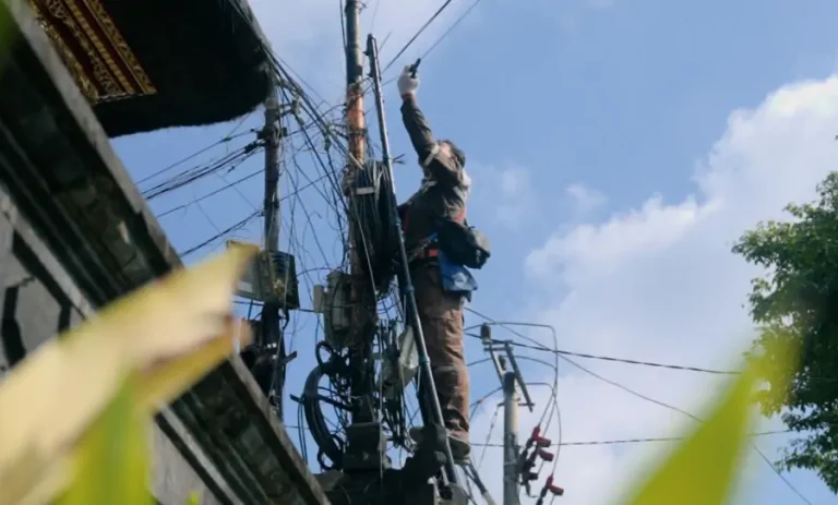 Pemerintah Kabupaten Badung melalui tim penertiban utilitas kembali melakukan penataan jaringan kabel yang semrawut di kawasan Jalan Raya Basangkasa, Kelurahan Seminyak, Kecamatan Kuta, Jumat 24 April 2026.