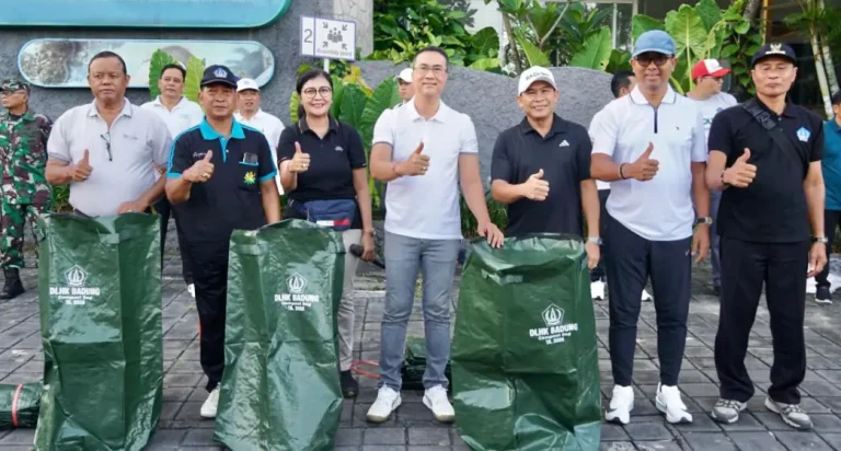 Sekda Surya Suamba saat melakukan pengawasan intensif Pengelolaan Sampah Berbasis Sumber dengan menyasar sektor Horeka di Area Cafe 19 Pantai Muaya, Jimbaran, Jumat (24/4/2026).