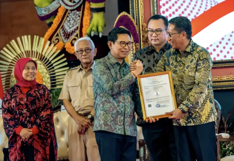Bupati Wayan Adi Arnawa saat menghadiri dan menerima Sertifikat HKI di Kabupaten Klungkung, Rabu (1/4/2026).