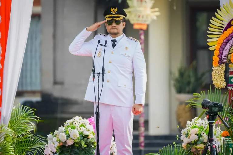 Wabup Bagus Alit Sucipta menjadi Inspektur Upacara saat Upacara Peringatan Hari Otonomi Daerah ke-30 tahun 2026 di Lapangan Puspem Badung, Senin (27/4).