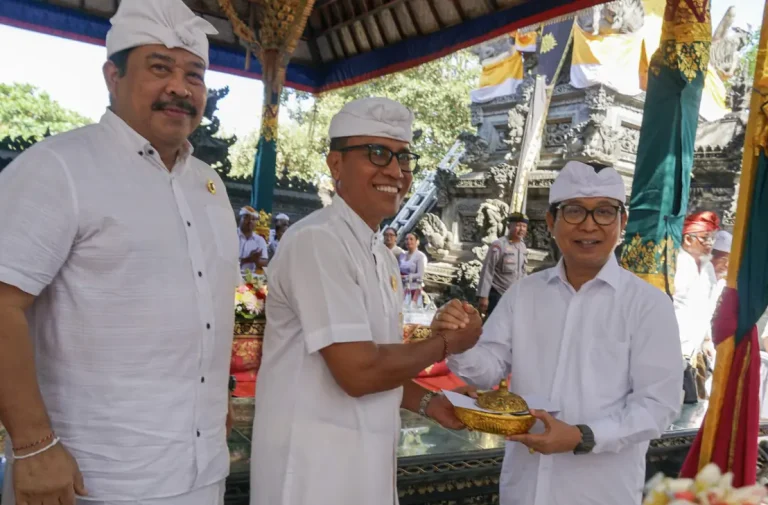 Bupati Wayan Adi Arnawa, menghadiri Pujawali Mejelihan di Pura Luhur Bhujangga Waisnawa Batu Bolong, Desa Canggu, Kecamatan Kuta Utara, Minggu (19/4/2026).