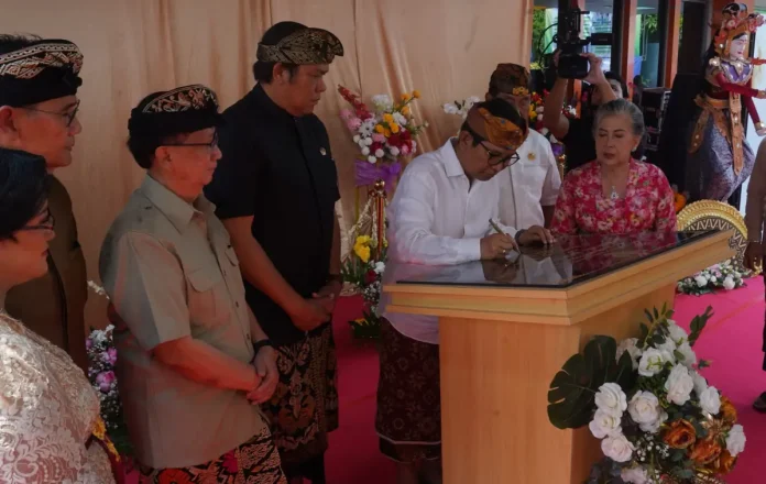 Bupati Wayan Adi Arnawa meresmikan operasional RS. Hermina Badung yang berlokasi di Jalan Raya Lukluk No. 221, Mengwi, Kamis (9/4).