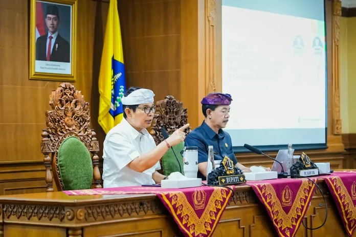 Bupati Wayan Adi Arnawa memimpin rapat pembahasan laporan kinerja sektoral serta evaluasi ASPER PSBS bertempat Ruang Rapat Kriya Gosana, Puspem Badung, Kamis (16/4).