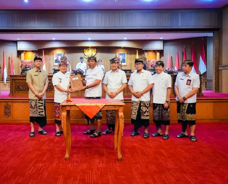 Bupati Wayan Adi Arnawa saat Rapat Paripurna Masa Persidangan Ketiga di Ruang Sidang Utama Gosana, Sekretariat DPRD Badung, Kamis (23/4).