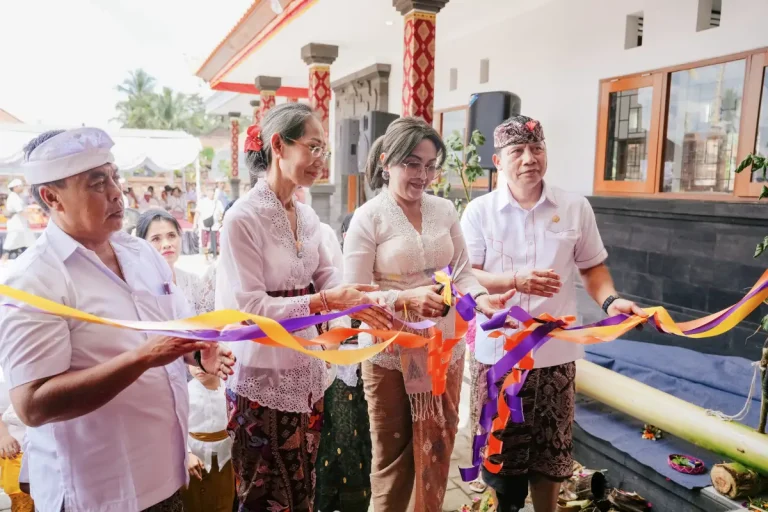 Bunda PAUD Kabupaten Badung Nyonya Rasniathi Adi Arnawa meresmikan Gedung baru TK. Kumara Ngurah Rai I, Kamis (16/4).