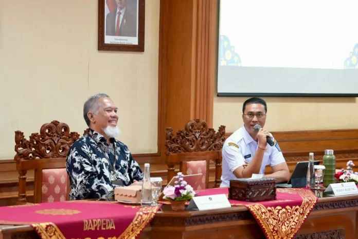 Sekda Surya Suamba membuka Uji Publik Rancangan Perubahan PerMenPAN RB No. 6 tahun 2022 tentang Pengelolaan Kinerja ASN di Ruang Rapat Teratai, Kantor Bappeda, Puspem Badung, Rabu (29/4).