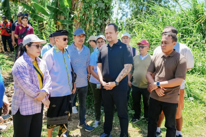 Wabup Bagus Alit Sucipta, meninjau langsung lokasi pengelolaan bahan kompos di kawasan Taman Bung Karno, Desa Penarungan, Kecamatan Mengwi, Minggu (12/4).