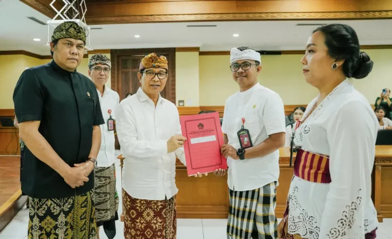 Bupati Wayan Adi Arnawa, menyerahkan SK. Pengangkatan Kepala Sekolah di Ruang Kriya Gosana, Puspem Badung, Kamis (9/4).