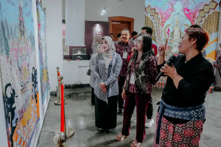 Ketua Dekranasda Badung Nyonya Rasniathi Adi Arnawa memimpin study tiru ke Kota Pekalongan, Jawa Tengah, Jumat (10/04).