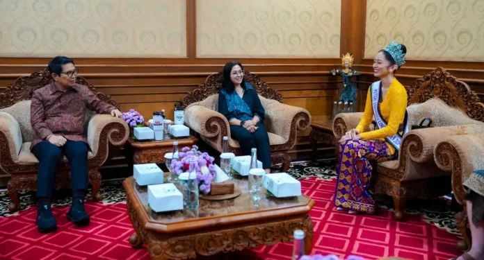Bupati Wayan Adi Arnawa, didampingi Ketua TP PKK Badung, Nyonya Rasniathi Adi Arnawa, menerima kunjungan audiensi Puteri Indonesia Lingkungan 2026, Victoria Veronica Titisari Kosasieputri, Selasa (28/4).