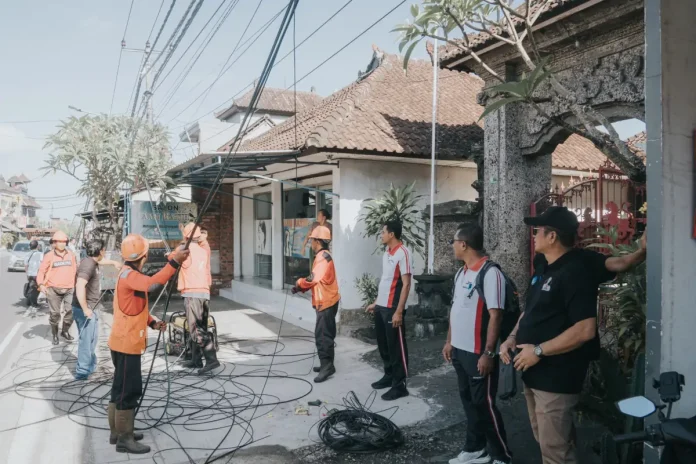 Penertiban Utilitas di wilayah Desa Darmasaba, Kecamatan Abiansemal, Jumat (10/4).
