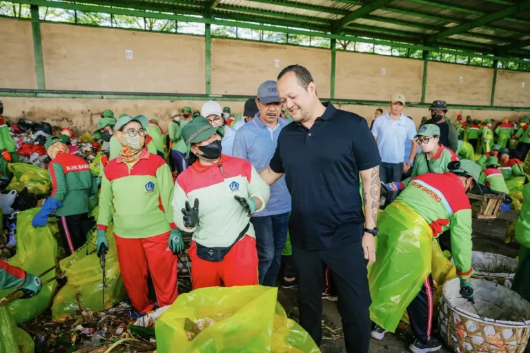 Wabup Bagus Alit Sucipta meninjau langsung Tempat Pengolahan Sampah Terpadu (TPST) Mengwitani, Minggu (12/4).