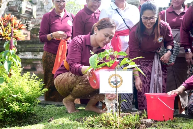 Ketua WHDI Kabupaten Badung, Nyonya Yunita Alit Sucipta memimpin Aksi mereresik, penanaman pohon, hingga penebaran 5.000 benih ikan karper Sosial di area Pura Taman Ayun, Desa Mengwi, Kecamatan Mengwi, Kamis (30/4).