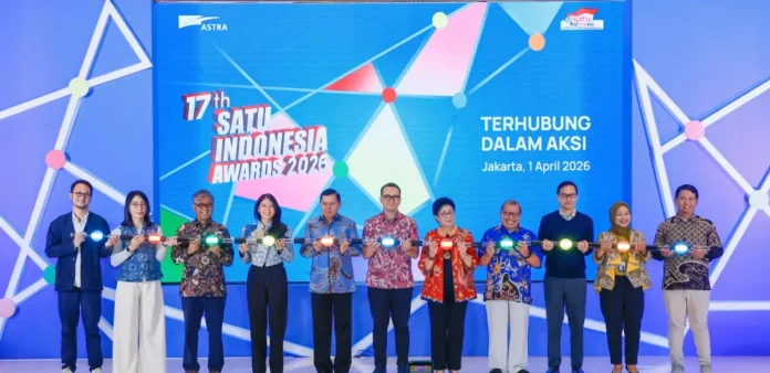 Seremoni Kick-Off 17th SATU Indonesia Awards 2026 oleh dewan juri 17th SATU Indonesia Awards 2026, Chief of Corporate Affairs Astra Boy Kelana Soebroto (tengah), Head of Brand Communications Astra Yudha Prasetya (kiri), dan Penerima Apresiasi SATU Indonesia Awards Tahun 2013 sekaligus Fasilitator Desa Sejahtera Astra Mekanira, Purbalingga, Jawa Tengah, Rizki Dwi Rahmawan (kanan), pada hari ini (1/4/2026).