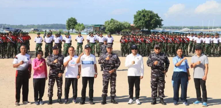 Kegiatan aksi bersih-bersih Pantai Mertasari, Sanur, Rabu (1/4). Kegiatan dihadiri Asisten Administrasi Umum Sekretariat Daerah Provinsi Bali, I Wayan Serinah, Walikota Denpasar, I Gusti Ngurah Jaya Negara, Laksma TNI Avianto Rooswirawan, serta Danlanal Bali Kolonel Laut (P) Cokorda Gede Parta Pemayun.