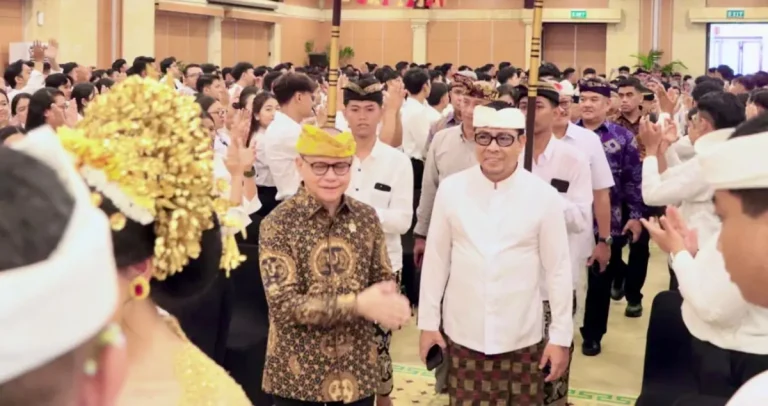 Wakil Walikota Denpasar, I Kadek Agus Arya Wibawa dalam kesempatan mendampingi Menteri P2MI H. Mukhtarudin, pada Kamis (2/4) di Hotel Prama Sanur Beach.