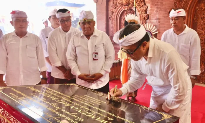 Walikota Denpasar Jaya Negara saat dalam kesempatan melakukan penandatanganan prasasti serangkaian peresmian dan Melaspas Banjar Sawah, Desa Adat Pedungan, Kamis (2/4/2026)