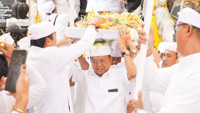 Gubernur Bali, Wayan Koster menekankan pentingnya pelaksanaan Ida Bhatara Turun Kabeh di Pura Agung Besakih berlangsung tertib, aman, dan penuh kekhidmatan.