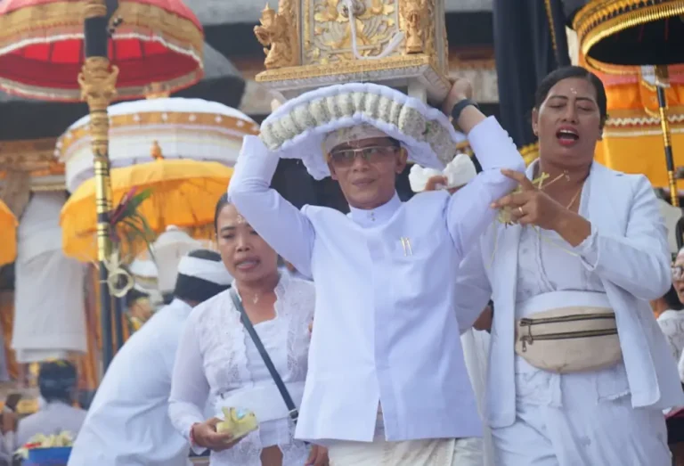Bupati Klungkung, I Made Satria dan Wakil Bupati Klungkung, Tjokorda Gde Agung Surya Putra mengikuti Puncak Karya IBTK di Pura Agung Besakih
