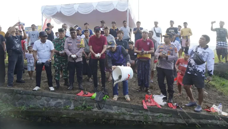 Bupati Klungkung I Made Satria membuka lomba mancing di Desa Adat Pau yang diikuti ratusan peserta untuk mempererat persaudaraan dan menjaga kebersihan lingkungan bersama masyarakat setempat.