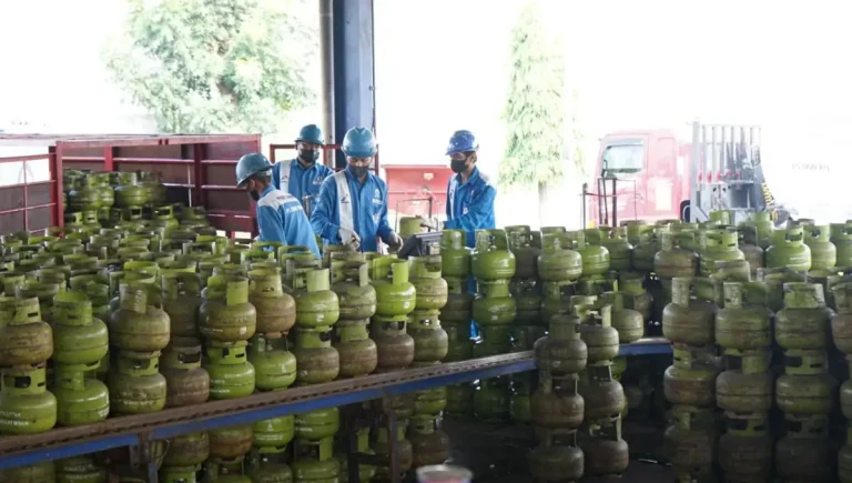 Pertamina Patra Niaga memastikan pasokan BBM dan LPG di Bali tetap aman selama long weekend Paskah dengan menambah lebih dari 100 ribu tabung LPG 3 kg guna memenuhi kebutuhan masyarakat.