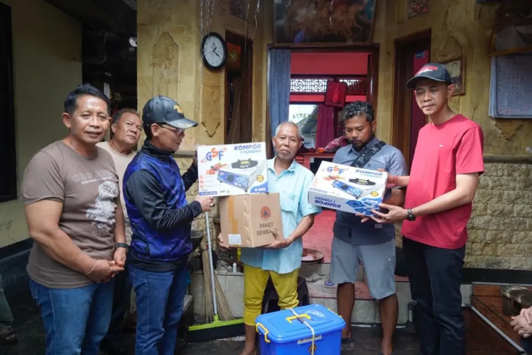 Bupati Klungkung I Made Satria meninjau korban kebakaran di Banjar Sengguan, memberikan bantuan berupa sembako dan peralatan, serta memberi dukungan semangat kepada warga yang terdampak musibah.
