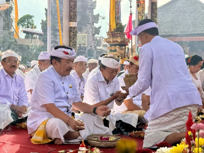 Gubernur Bali Wayan Koster berdoa untuk kerahayuan jagat Bali dalam Karya Ngusaba Kadasa di Pura Ulun Danu Batur sambil menyaksikan beragam tari adat bersama masyarakat.