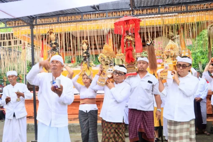 Walikota Denpasar I Gusti Ngurah Jaya Negara, Wakil Walikota Denpasar I Kadek Agus Arya Wibawa, Ketua Komisi II DPRD Denpasar I Wayan Sutama, jajaran Forkopimda, serta pimpinan OPD di lingkungan Pemkot Denpasar dalam kesempatan pelaksanaan Bhakti Penyineban Pujawali di Pura Agung Lokanatha, Lumintang, Denpasar, Jumat (3/4).