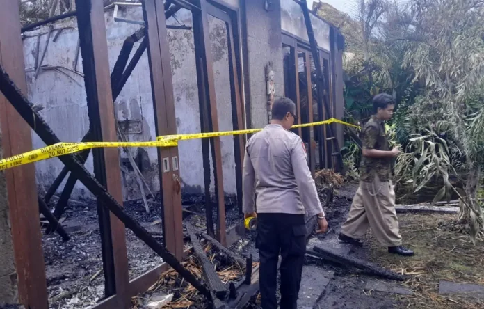 Kebakaran hebat melanda salah satu unit villa di kawasan Jalan Pungutan, Sanur, Denpasar Selatan, Jumat 3 April 2026 sekitar pukul 12.30 WITA.