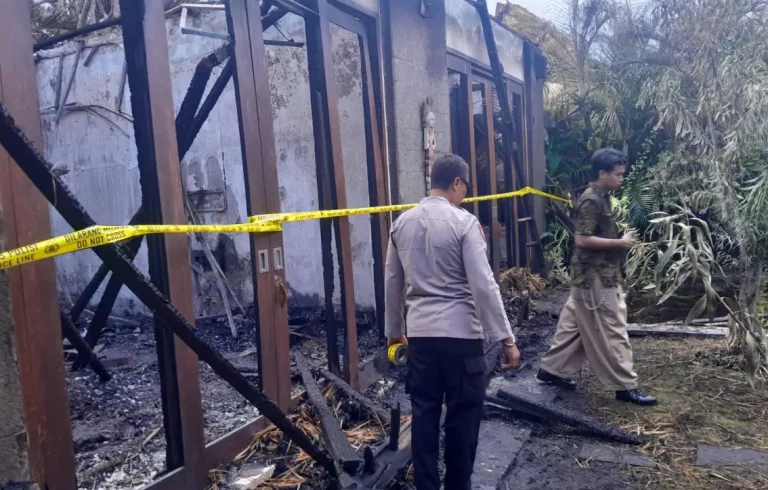 Kebakaran hebat melanda salah satu unit villa di kawasan Jalan Pungutan, Sanur, Denpasar Selatan, Jumat 3 April 2026 sekitar pukul 12.30 WITA.