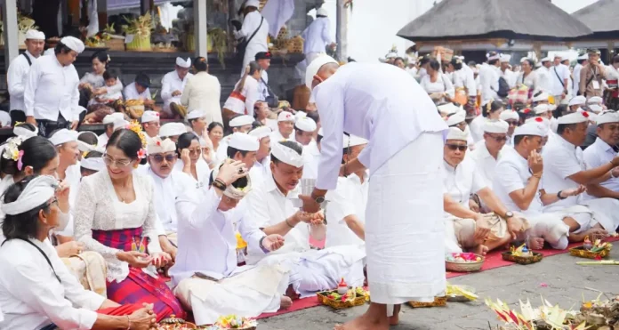 Pelaksanaan hari pertama sekaligus puncak Karya Ida Bhatara Turun Kabeh (IBTK) 2026 di Pura Agung Besakih berlangsung tertib dan penuh khidmat pada Kamis 2 April 2026.